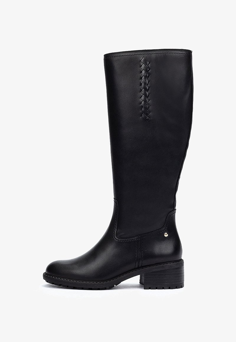Bota de cuero negro hasta la rodilla con un detalle trenzado a lo largo del costado, tacón apilado y textura suave con sutiles acentos en metal.