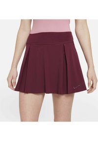 Bordeaux plissé rok van rekbare stof, met een brede tailleband en een klein, reflecterend Nike-logo aan de onderkant van de linkerkant.