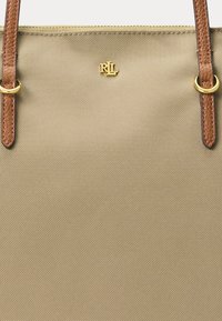 Bolso tote de textura tostada con asas de cuero marrón y pequeño logo dorado "RL" centrado debajo de la cremallera.