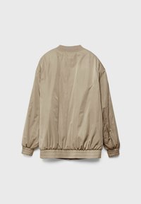 Beige bomberjack met een gladde, glanzende textuur. Voorzien van ribgebreide manchetten, een kraag en een elastische tailleband. Eenvoudig ontwerp, geen versieringen.