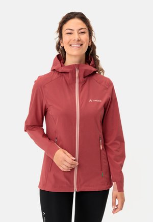 Rode softshell jas met een capuchon, voorrits en twee zijzakken. Heeft een gestructureerd oppervlak en een logo aan de bovenkant aan de linkerzijde.