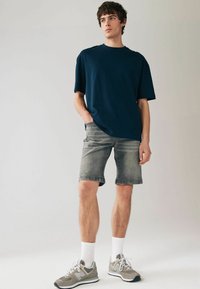 Next SKINNY FIT STRETCH - Jeans Shorts - grey