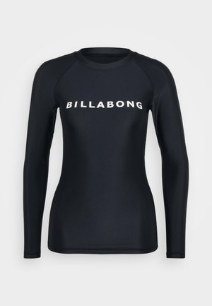 Langermet svart rash guard laget av elastisk stoff, med en hvit "BILLABONG" logo på tvers av brystet og raglan erm design.