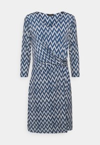 Robe bleue et blanche à motif zigzag, avec des manches longues, un décolleté en V et un détail de taille drapée. Fabriquée en tissu doux et léger.