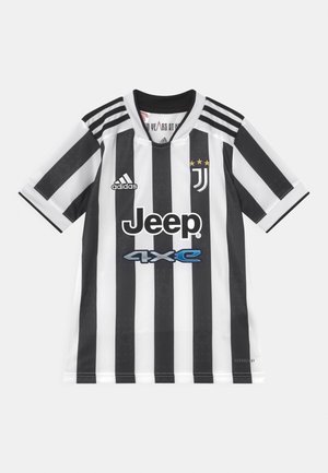 Maillot de la Juventus avec des rayures verticales noires et blanches, des manches courtes, un col rond, et des accents de logo d'Adidas et de Jeep.