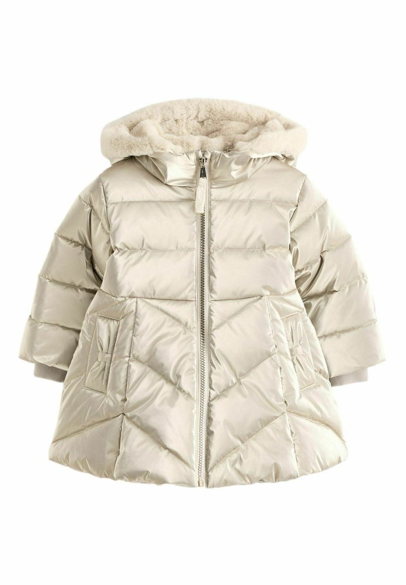 Chaqueta acolchada de color beige claro con cierre de cremallera, paneles texturizados y capucha forrada de piel. Presenta bolsillos en la parte frontal y mangas cortas y anchas.