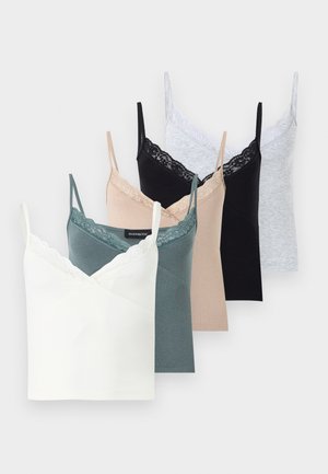 Viisi naisten pitsireunaista toppia väreissä valkoinen, sinivihreä, beige, musta ja vaaleanharmaa, aseteltuna päällekkäin neutraalilla taustalla.