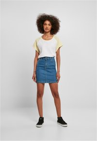Urban Classics CONTRAST RAGLAN - T-shirts med print - white softyellow