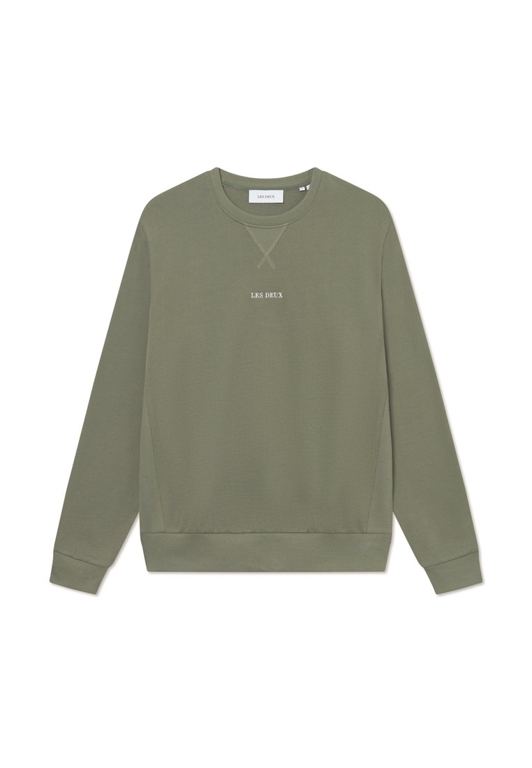Olivgrön sweatshirt tillverkad av mjukt tyg, med rundad halsringning, långa ärmar, ribbade ärmslut och en liten vit "LES DEUX"-tryck.