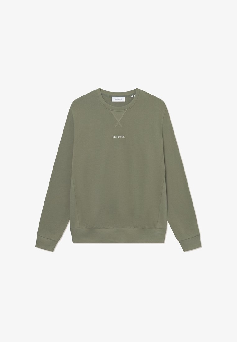Olivgrön sweatshirt tillverkad av mjukt tyg, med rundad halsringning, långa ärmar, ribbade ärmslut och en liten vit "LES DEUX"-tryck.