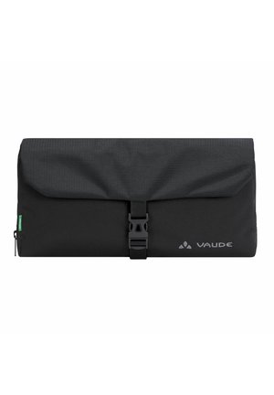 Schwarze Rolltop-Tasche aus strukturiertem Stoff mit solidem Verschlussriemen. Auf der Vorderseite befindet sich ein grünes Etikett und ein dezentes Logo.