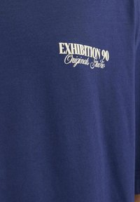 Jack & Jones JORROXBURY TYPE TEE CREW NECK - Apdrukāts T-krekls - ocean cavern
