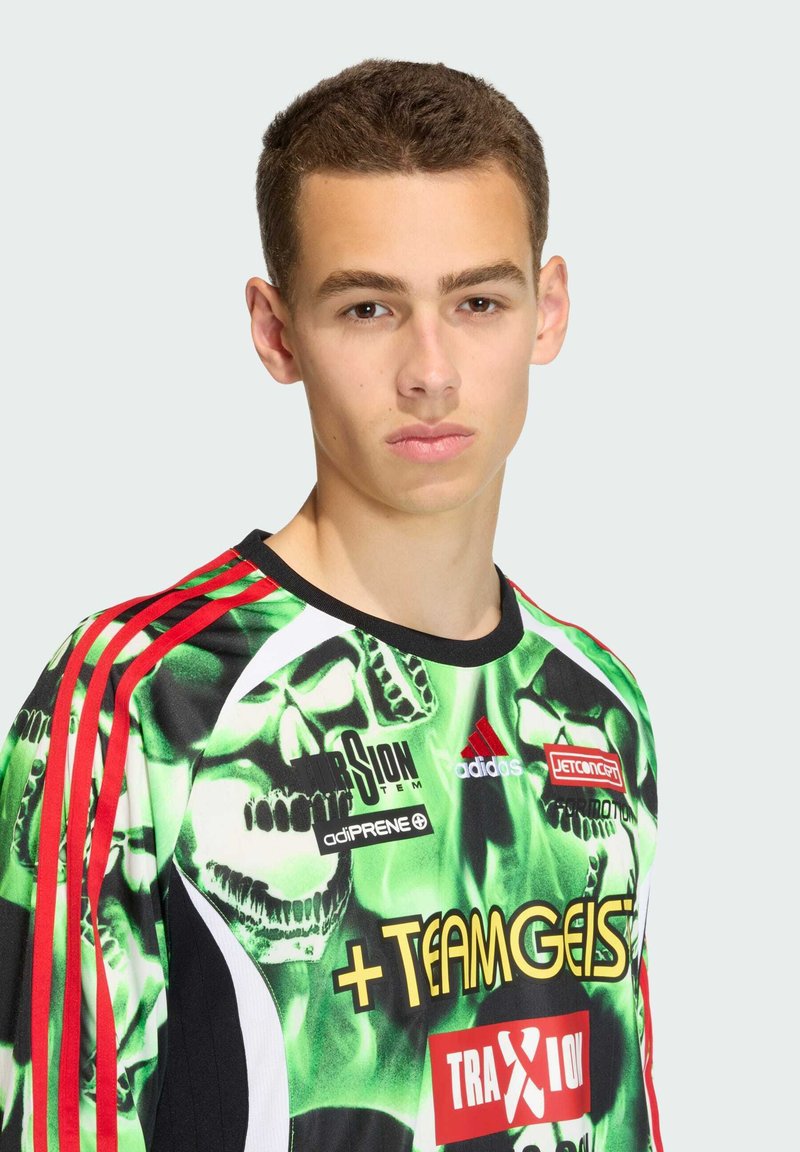 Groene grafische trui met schedelp patronen en zwarte, rode en gele accenten. Gemaakt van lichtgewicht materiaal met een ronde hals en logo-details.