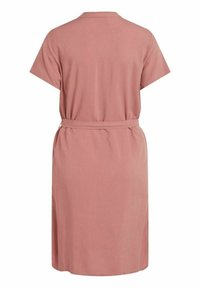 Růžová, krátkým rukávem, šaty s páskem v pase, které mají jemnou, hladkou texturu a klasický límeček.