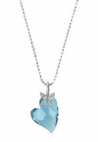 Niebieski kryształ w kształcie serca na srebrnym łańcuszku w formie kulki, z motylkiem jako akcentem i przejrzystymi ozdobami. Polerowany i oszlifowany design.