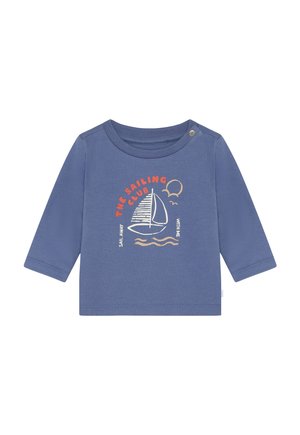 Blauw T-shirt met lange mouwen van katoen. Heeft een zeilbootgraphic met rode en beige tekst: "THE SAILING CLUB," "SAIL AWAY WITH ME."
