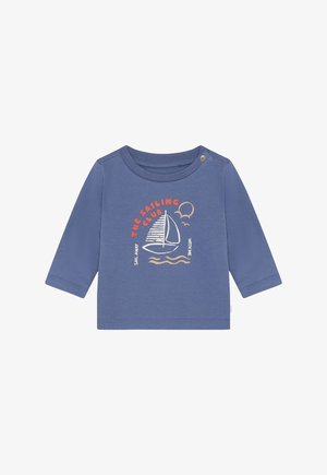 Blauw T-shirt met lange mouwen van katoen. Heeft een zeilbootgraphic met rode en beige tekst: "THE SAILING CLUB," "SAIL AWAY WITH ME."