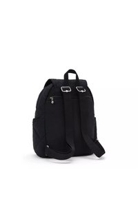 Zaino nero trapuntato con spallacci regolabili, accessori in argento, tasca posteriore con zip e due tasche laterali. Texture liscia, design compatto.