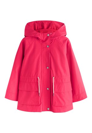 Kirkkaan pinkki hupullinen sadetakki, jossa etuosan nepparit, säädettävä kiristysnyöri vyötäröllä ja kaksi isoa etutaskua läpällä.