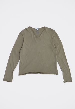 Camisa de manga larga color verde oliva con cuello redondo y ojales decorativos cerca del cuello, mostrada sobre un fondo blanco.