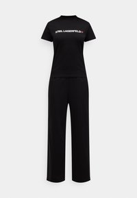 Set din bumbac negru format din tricou și pantaloni cu logo-ul „KARL LAGERFELD” în alb, croială lejeră, mâneci scurte și pantaloni cu pantaloni largi.