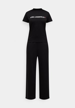 Sort bomuldssæt bestående af t-shirt og bukser med "KARL LAGERFELD"-logo i hvid, afslappet pasform, korte ærmer og vidde bukseben.