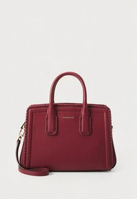 Bordeauxrode leren handtas met twee bovenhandvatten, gouden beslag, gevlochten details aan de zijkanten en een afneembare schouderriem.