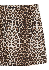 Leopardenmuster-Rock mit einem cremefarbenen Hintergrund und schwarzen sowie braunen Flecken, aus glattem Stoff gefertigt mit einem gefältelten Design an der Taille.