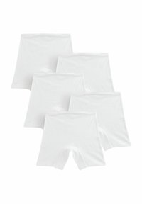Vijf paar witte katoenen jongensshorts, met een gladde textuur, strakke pasvorm en elastische tailleband, gestapeld in een rij.