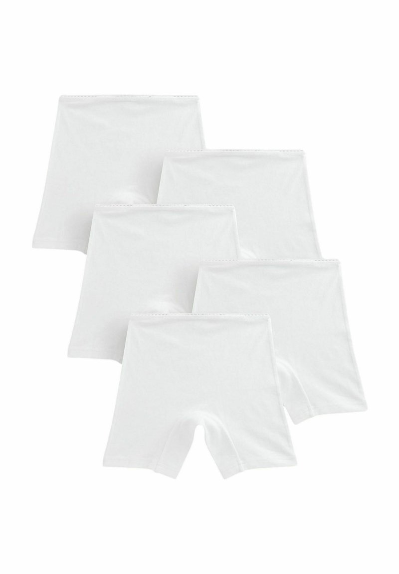 Vijf paar witte katoenen jongensshorts, met een gladde textuur, strakke pasvorm en elastische tailleband, gestapeld in een rij.