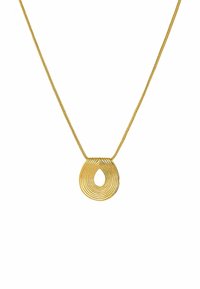 Collar de oro con un colgante en forma de gota de agua, con líneas curvas y superpuestas y una superficie texturizada, unido a una cadena trenzada.