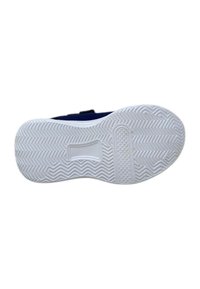 Suola della scarpa con una suola in gomma bianca caratterizzata da un motivo a zigzag e un accento centrale testurizzato. Il materiale superiore è di un blu navy scuro.