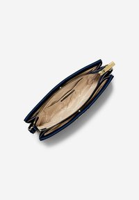 Clutch in ecopelle navy con hardware dorato, chiusura a zip e interno beige con motivo logo. Forma slim ed allungata con lati strutturati.