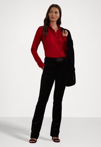 Lauren Ralph Lauren CLASSIC FIT SATIN CHARMEUSE SHIRT - Blusa com botões - festive red