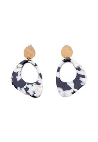 Due orecchini che presentano un pendente circolare in oro e una forma astratta a goccia realizzata in materiale acrilico marmorizzato nero e bianco.