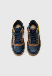 Hoge sneakers met een mix van marineblauw leer, bruin suède en groene accenten. Inclusief ronde veters en een getextureerde rubberen zool.