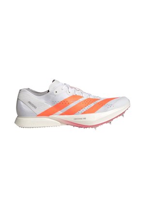 Zapatilla de clavos para correr Adidas Adizero blanca y naranja con cierre de cordones y suela Lightstrike Pro, diseñada para eventos en pista.