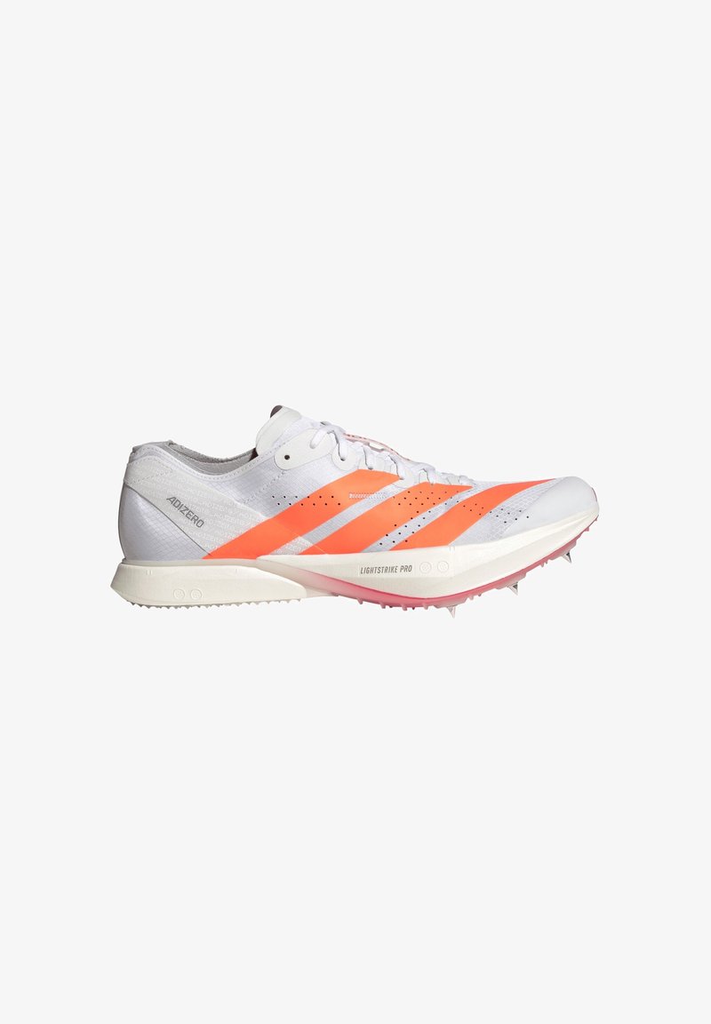 Chaussure de course à pointes Adidas Adizero blanche et orange avec fermeture à lacets et semelle Lightstrike Pro, conçue pour les épreuves sur piste.