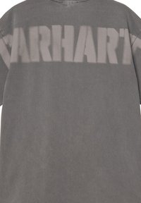 Tessuto grigio con una grande scritta "CARHARTT" sbiadita stampata sulla parte superiore della schiena del capo.