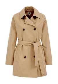 Beżowy trencz wykonany z lekkiej tkaniny, z podwójnym zapięciem na guziki, dużym kołnierzem, paskiem i ciemnymi guzikami.