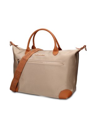 Sac de voyage beige avec poignées en cuir marron, bandoulière, accents d'angle et poche extérieure zippée sur fond blanc uni.