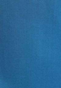 Blauwe stof met een gladde textuur en een consistente weefpatroon, lichtgewicht en geschikt voor verschillende toepassingen.