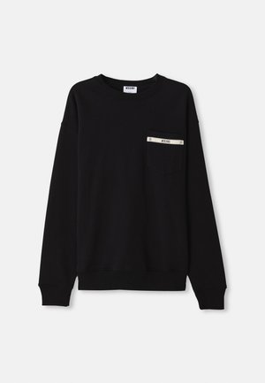 Schwarzes Sweatshirt mit langen Ärmeln, gerippten Bündchen, einem runden Halsausschnitt und einer Fronttasche mit silbernem Akzent und Logodetail.