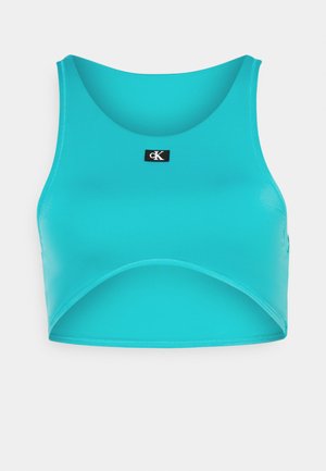 Egy türkiz színű rövid top, kerek nyakkivágással, sima, rugalmas anyagból készült. Elöl középen egy kis fekete CK logó található.