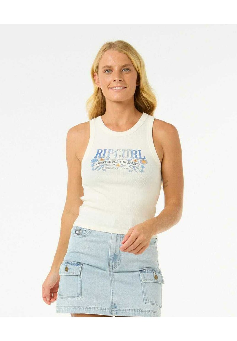 Hvid ribbet tanktop med blå grafisk tekst "RIPCURL" og bølgedesign. Bæres med en lyseblå denimnederdel med cargo-lommer.