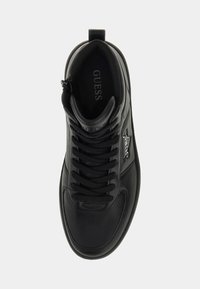 Czarne skórzane buty sportowe za kostkę, z okrągłym noskiem, teksturowanymi sznurowadłami, gumową podeszwą i srebrnym logo na boku. Minimalistyczny design.