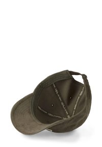 Casquette en velours côtelé vert olive avec une visière incurvée, dotée de six trous de ventilation et d'une doublure intérieure en tissu avec le texte de la marque. Lanière réglable en métal.