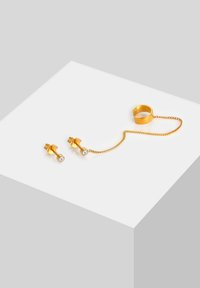 Set di gioielli in tonalità oro composto da un anello e due orecchini a bottone con strass trasparenti, caratterizzati da un dettaglio a catena intrecciata.