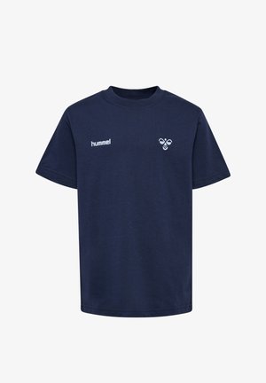 To børn står side om side iført mørkeblå Hummel t-shirts; dreng i sorte shorts, pige med rødt hår i denimshorts med hænderne i lommerne.