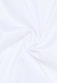 Weißer Stoff, glatte Textur, leicht glänzende Oberfläche, eng gedreht, keine Muster oder sichtbare Nähte, einheitliche Farbe über die gesamte Fläche.